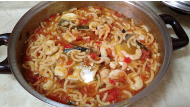 Parrillada de verduras con  fideos con caballa